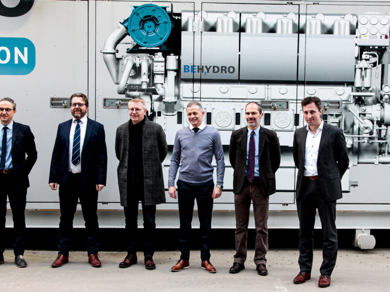 Minister of Mobility and CEO of Infrabel discover BeHydro hydrogen engines during visit at ABC
